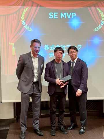 写真中央がラックの齊藤 純二