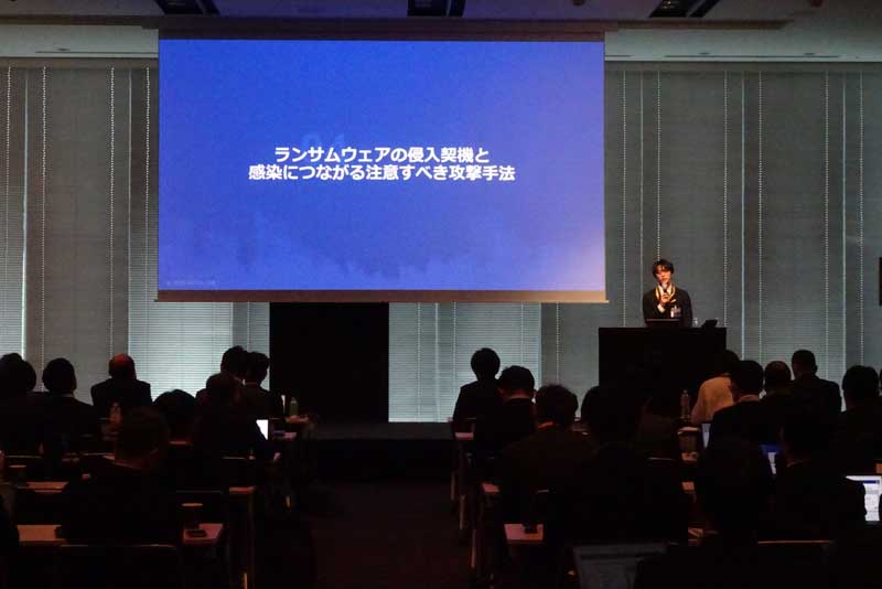 JSOCアナリストの吉田 成那（よしだ せな）が、JSOCにおける最新の検知傾向とランサムウェアの侵入契機をテーマについて講演する様子