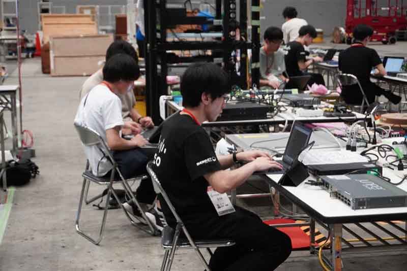 PODに搭載するNW機器の設定作業の様子